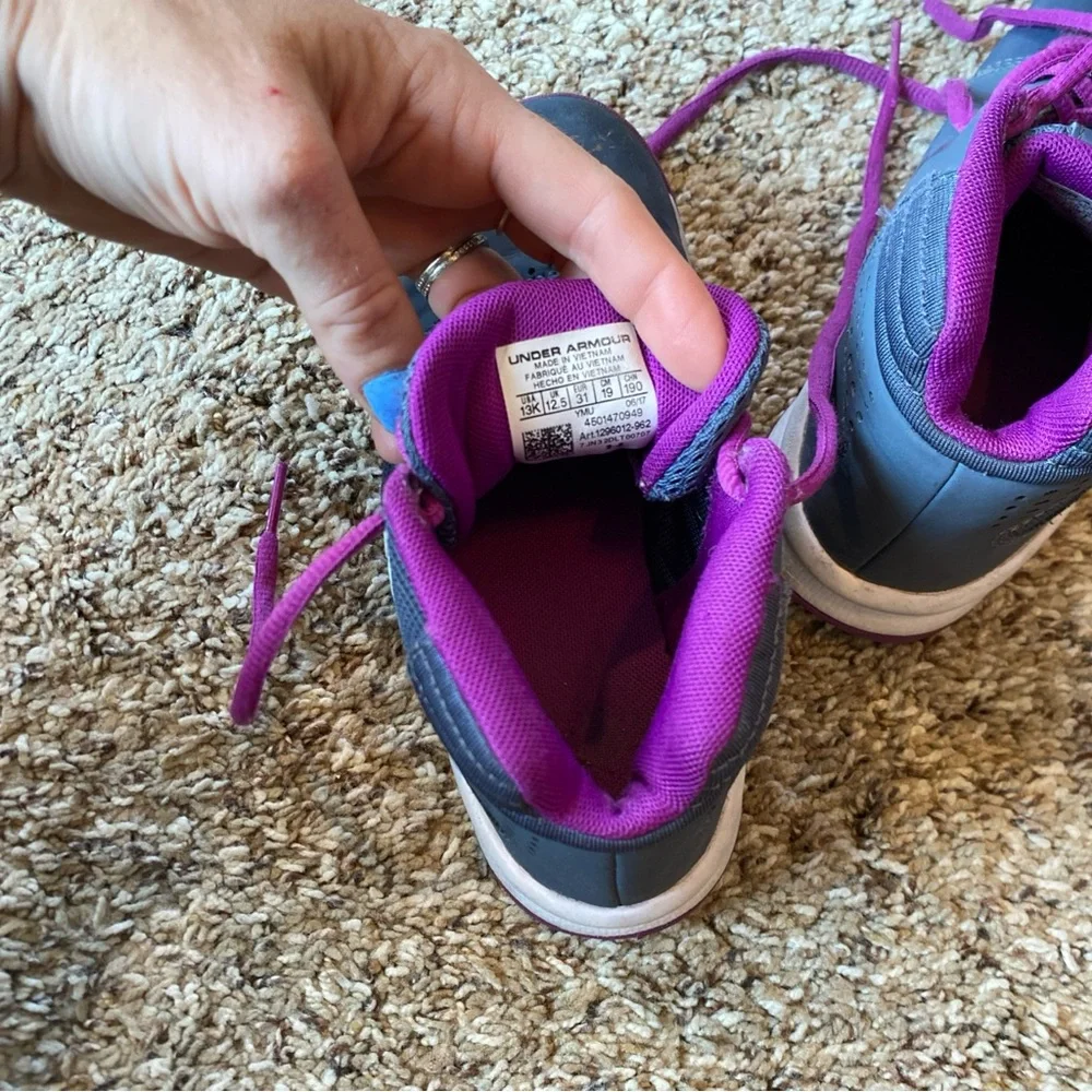 Under Armour Girls Basketball Shoes Youth Size 13 High Top - Picture 5 of 6